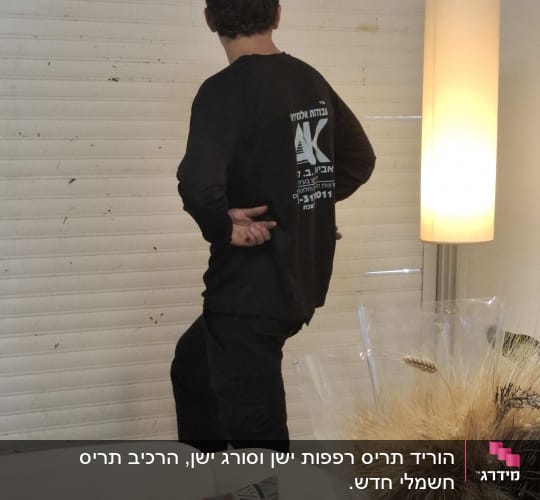 איש מקצוע בלבוש ממותג של עבודות אלומיניום מול תריס גלילה